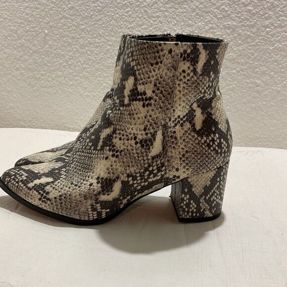 Madden Girl | Shoes | Madden Girl Womens White Snake Print  Madden Girl Women\'s White Snake Print Dafni Booties SZ 9.5